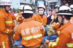 补葺衡宇永定一老伯被埋 消防官兵告急施救